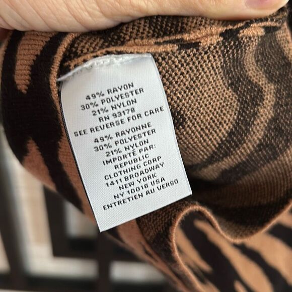 NWT Carmen Marc Valvo sleeveless mock turtleneck sweater brown black zebra size - Picture 3 of 4